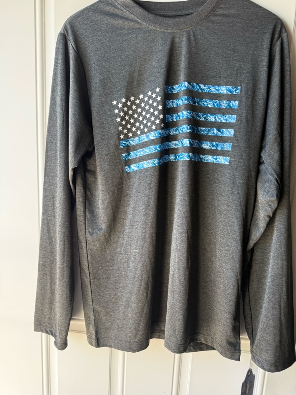 Mossy Oak fishing Gray Long Sleeve Tee with Blue Flag Graphic